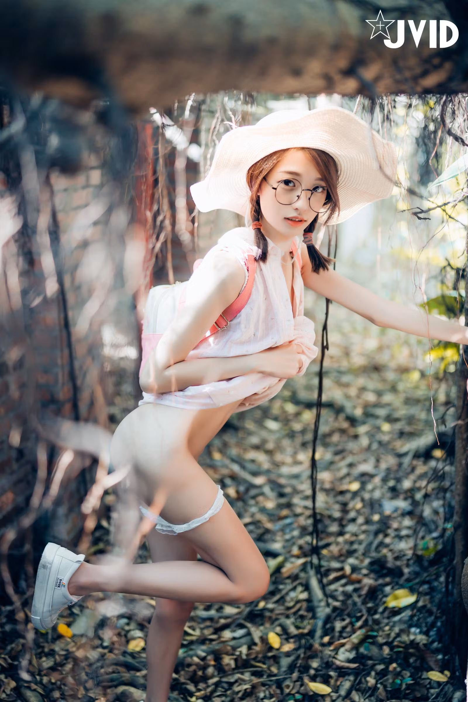 妍妍身穿粉色连身裙戴草帽眼镜在废墟边手拿捕虫网蹲姿展现白嫩肌肤